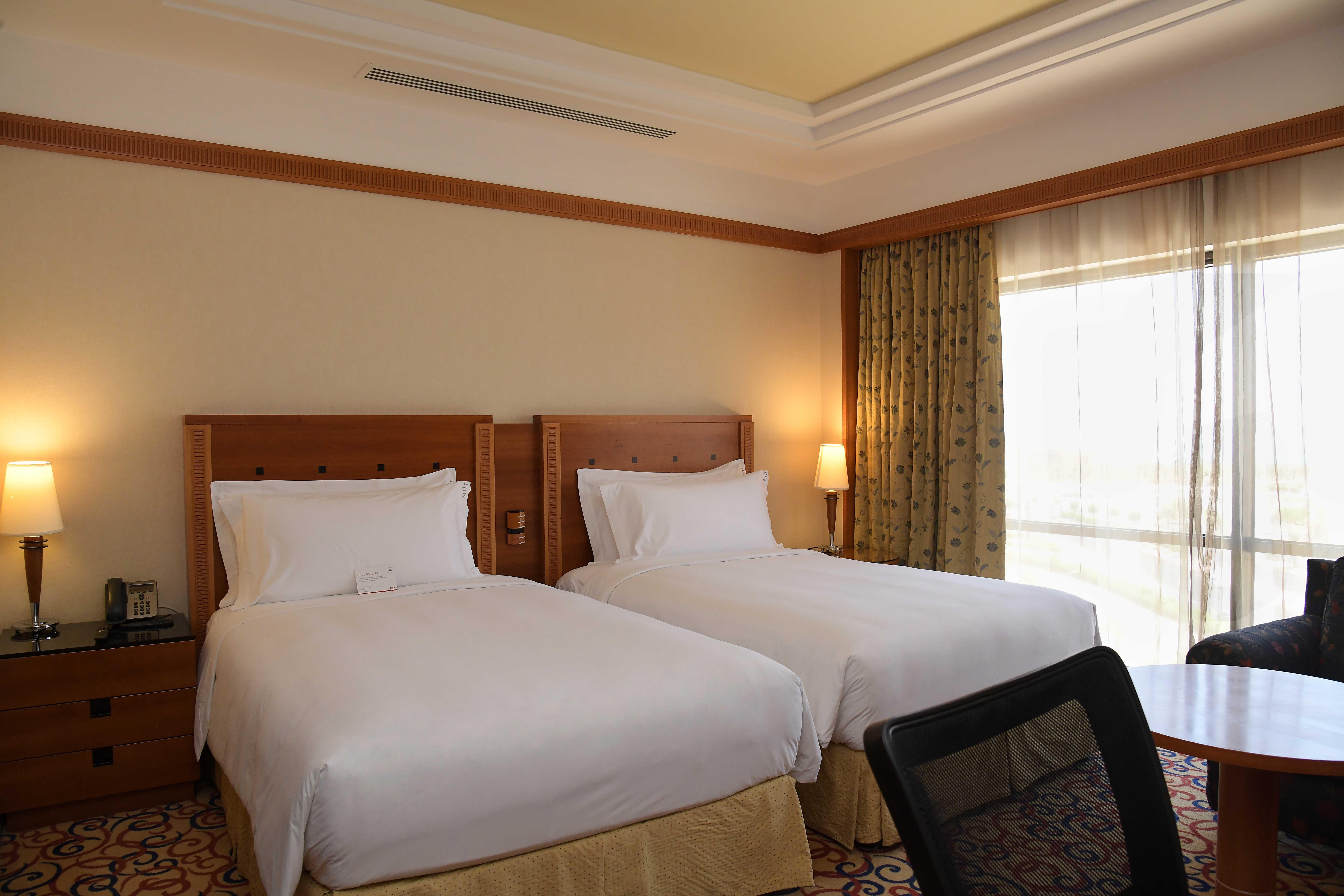 Holiday Inn - Suites Kuwait Salmiya By Ihg Kuwait City Esterno foto