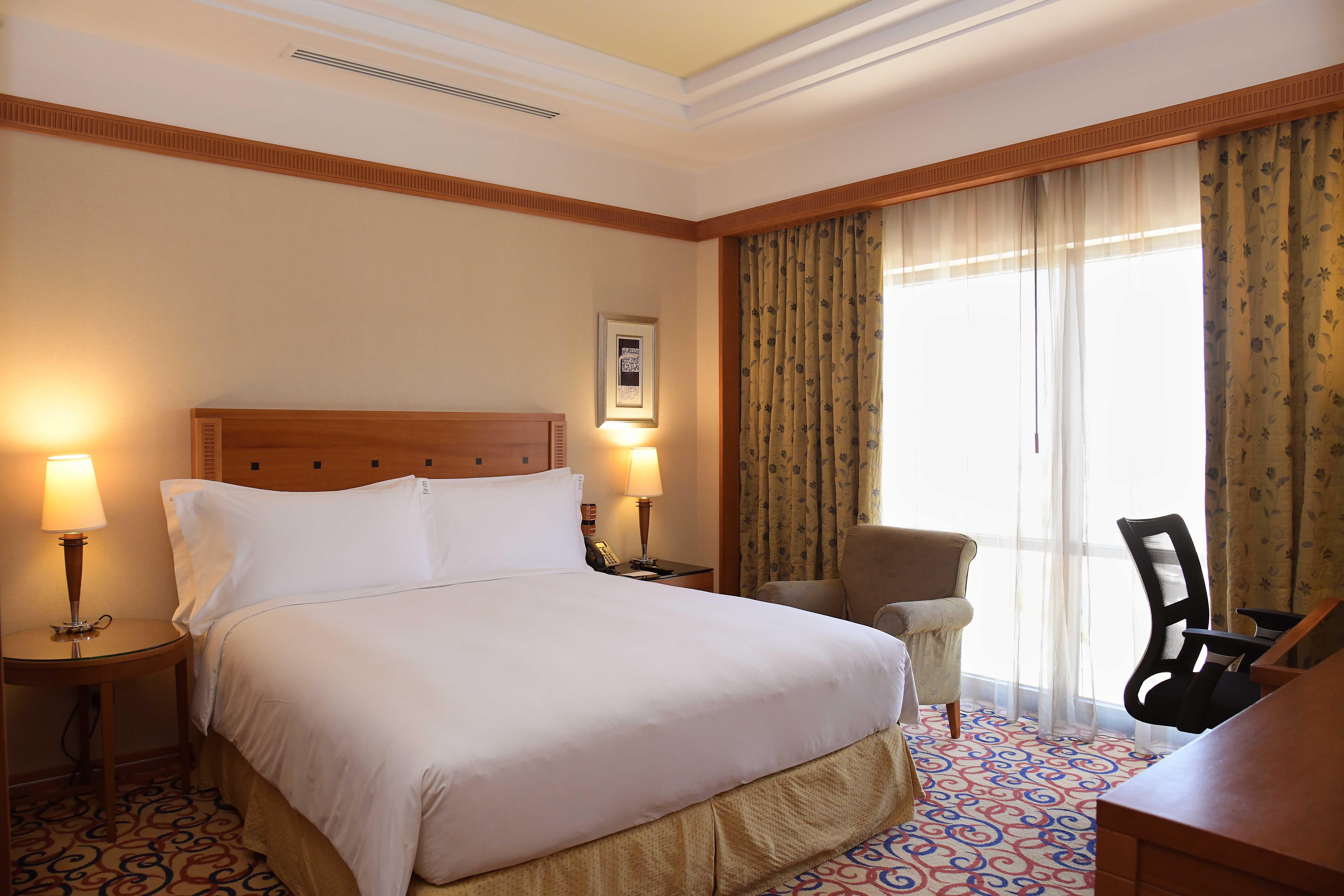 Holiday Inn - Suites Kuwait Salmiya By Ihg Kuwait City Esterno foto