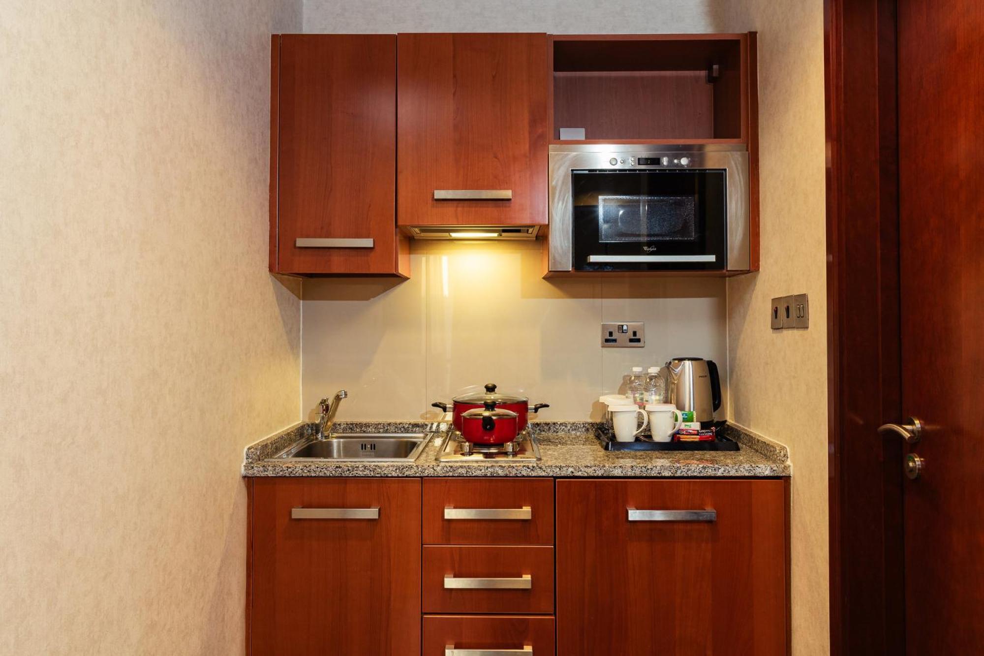 Holiday Inn - Suites Kuwait Salmiya By Ihg Kuwait City Esterno foto