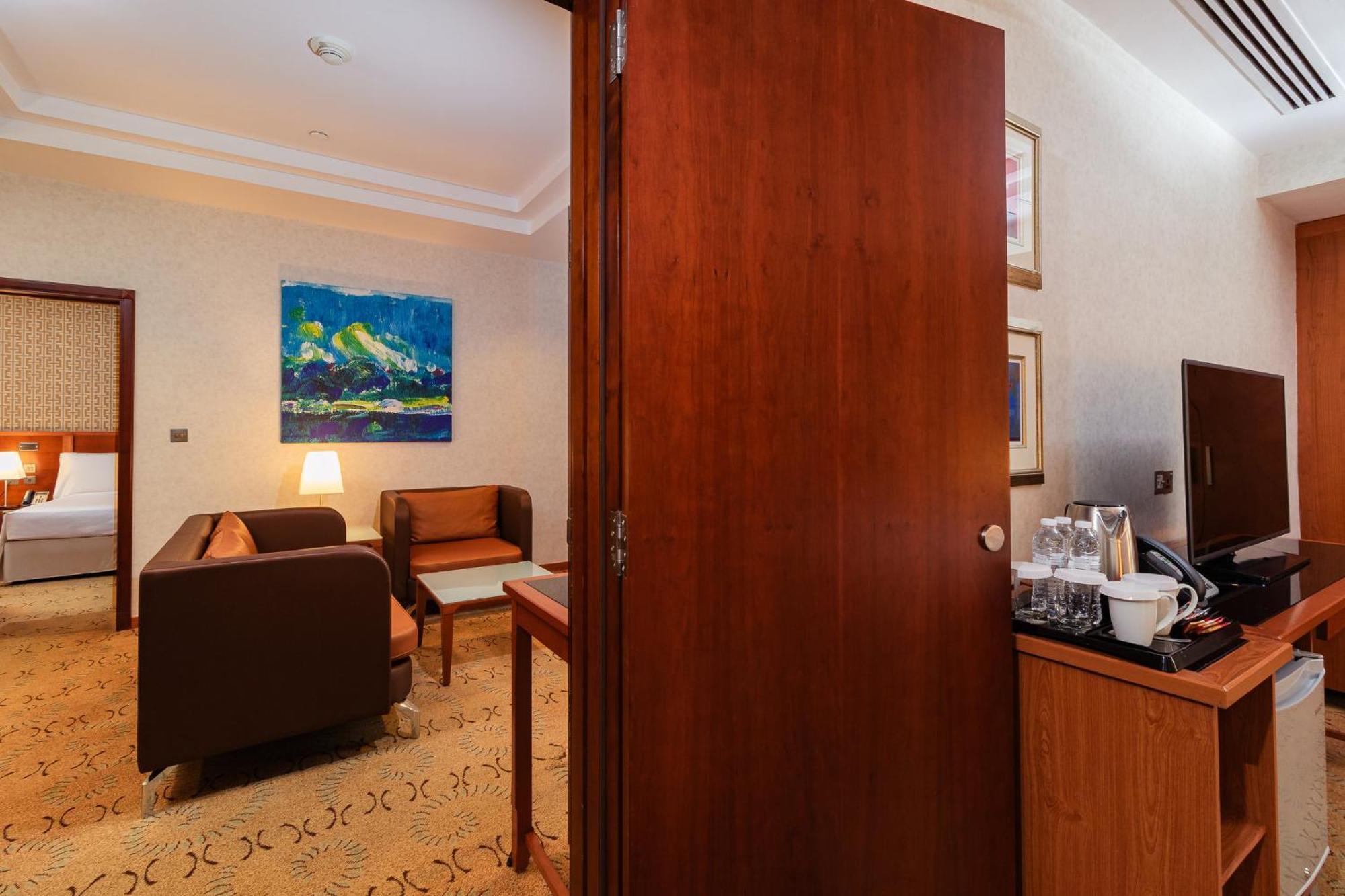 Holiday Inn - Suites Kuwait Salmiya By Ihg Kuwait City Esterno foto