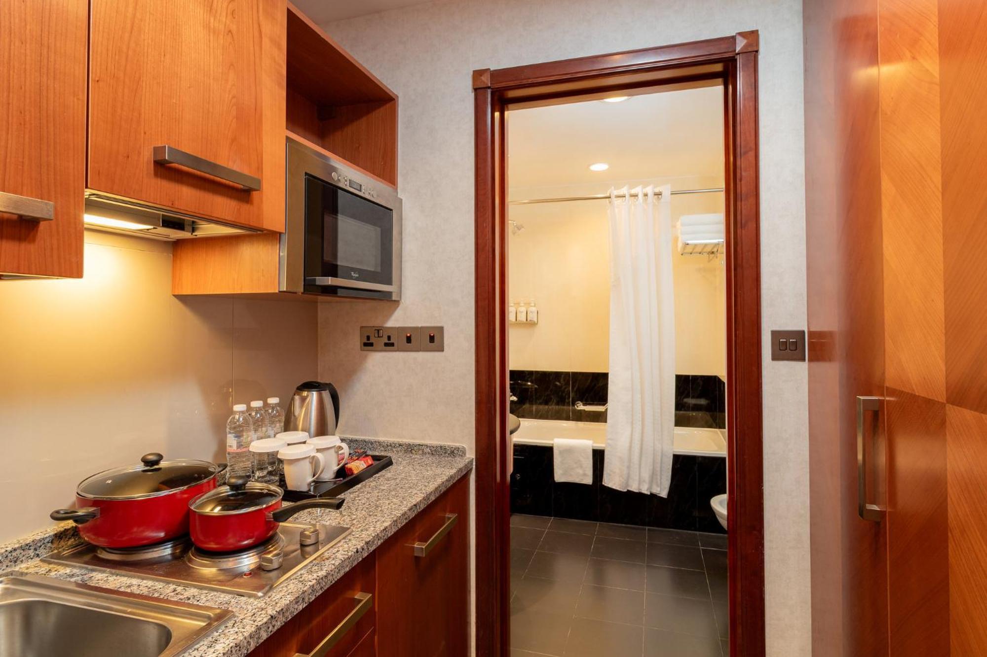 Holiday Inn - Suites Kuwait Salmiya By Ihg Kuwait City Esterno foto