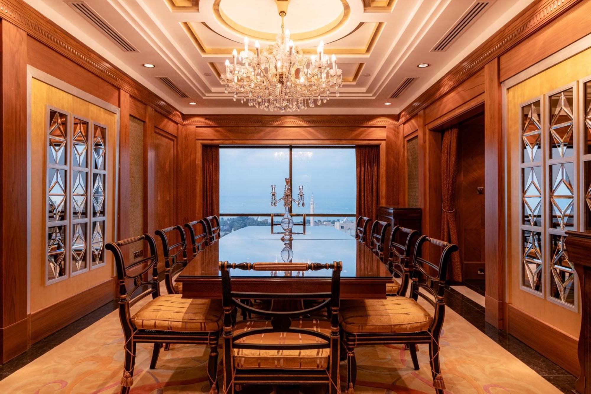 Holiday Inn - Suites Kuwait Salmiya By Ihg Kuwait City Esterno foto