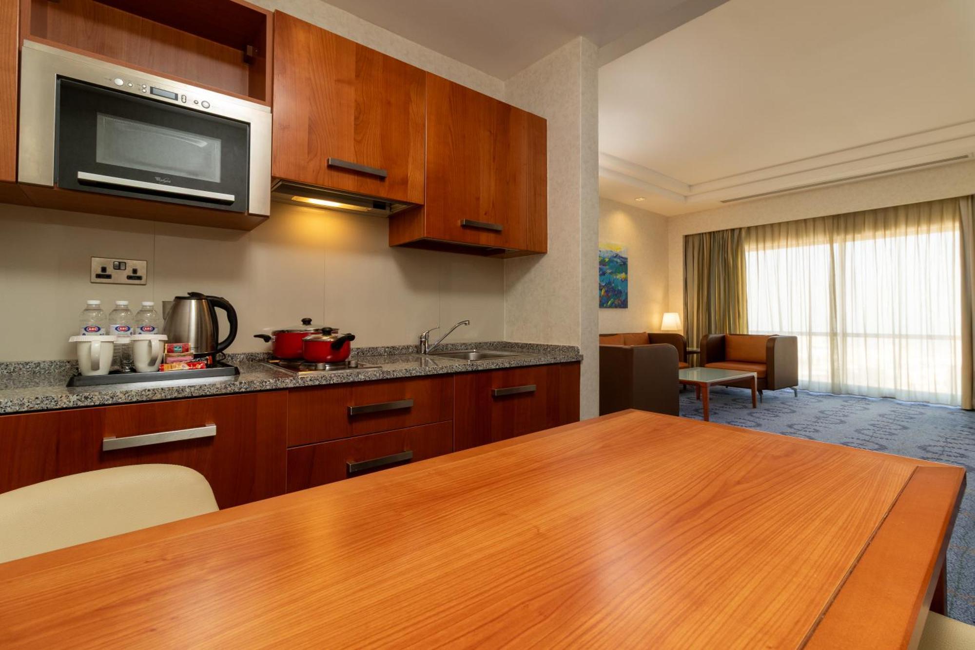 Holiday Inn - Suites Kuwait Salmiya By Ihg Kuwait City Esterno foto